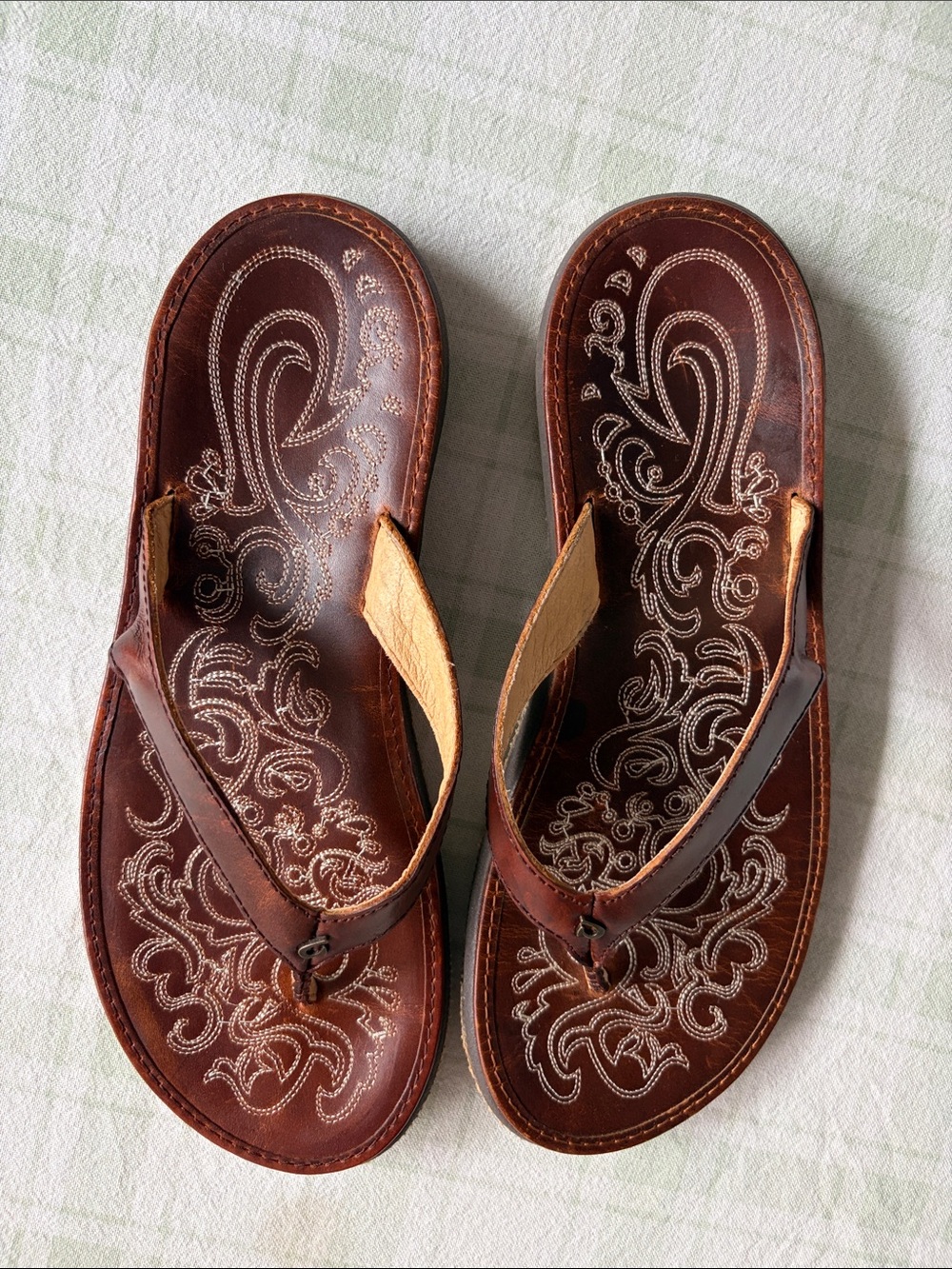 Olukai Paniolo_W Brown Leather Flip Flops with Embroidered Footbed